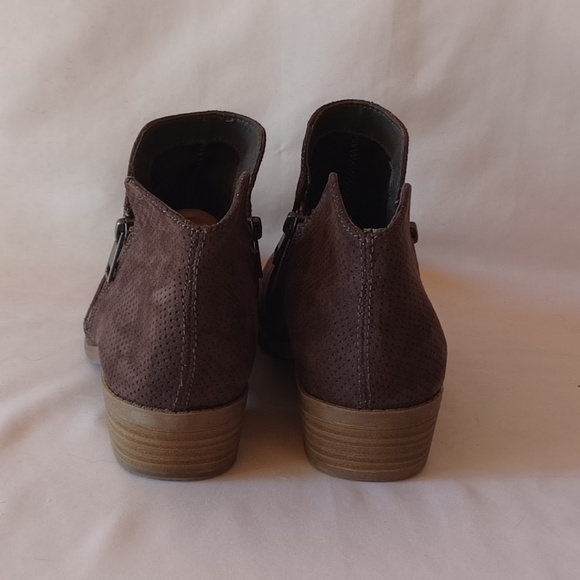 Universal Threads Dark Brown Faux Suede Perforated Ankle Boots Booties Size 8 - Picture 5 of 7
